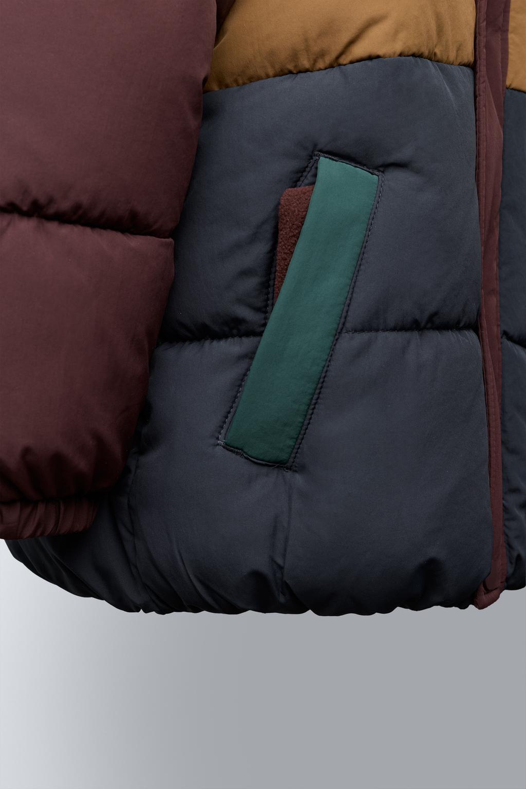 СТЕГАНЫЙ ФЛИСОВЫЙ ПУХОВИК В СТИЛЕ КОЛОР-БЛОК WATER REPELLENT