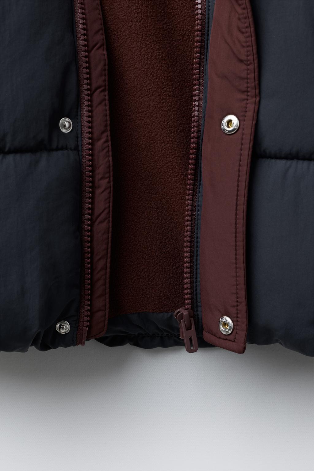 СТЕГАНЫЙ ФЛИСОВЫЙ ПУХОВИК В СТИЛЕ КОЛОР-БЛОК WATER REPELLENT