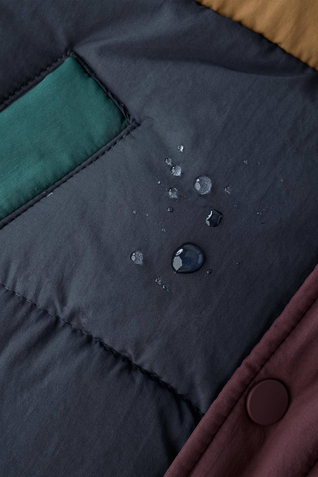 СТЕГАНЫЙ ФЛИСОВЫЙ ПУХОВИК В СТИЛЕ КОЛОР-БЛОК WATER REPELLENT