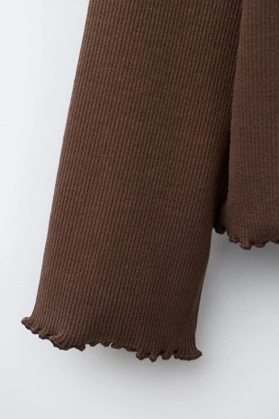 Футболка в рубчик с вышивкой