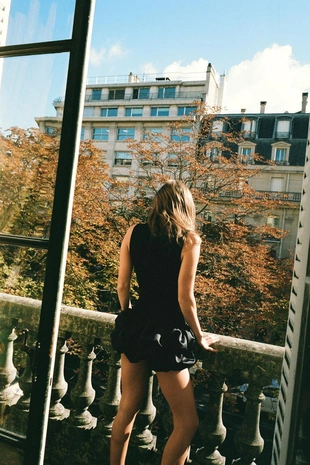 Короткое платье с комбинированным кружевом- Заказать в России