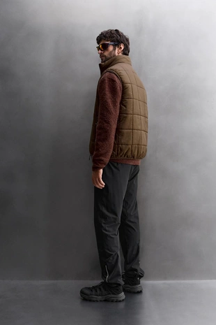 Утепленный жилет из высокотехнологичной ткани- Заказать в России