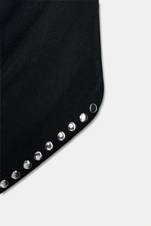 Топ с горловиной халтер и заклепками