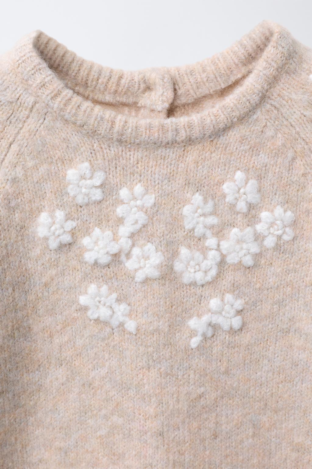 ВЯЗАНЫЙ КОМБИНЕЗОН С ВЫШИТЫМИ ЦВЕТАМИ