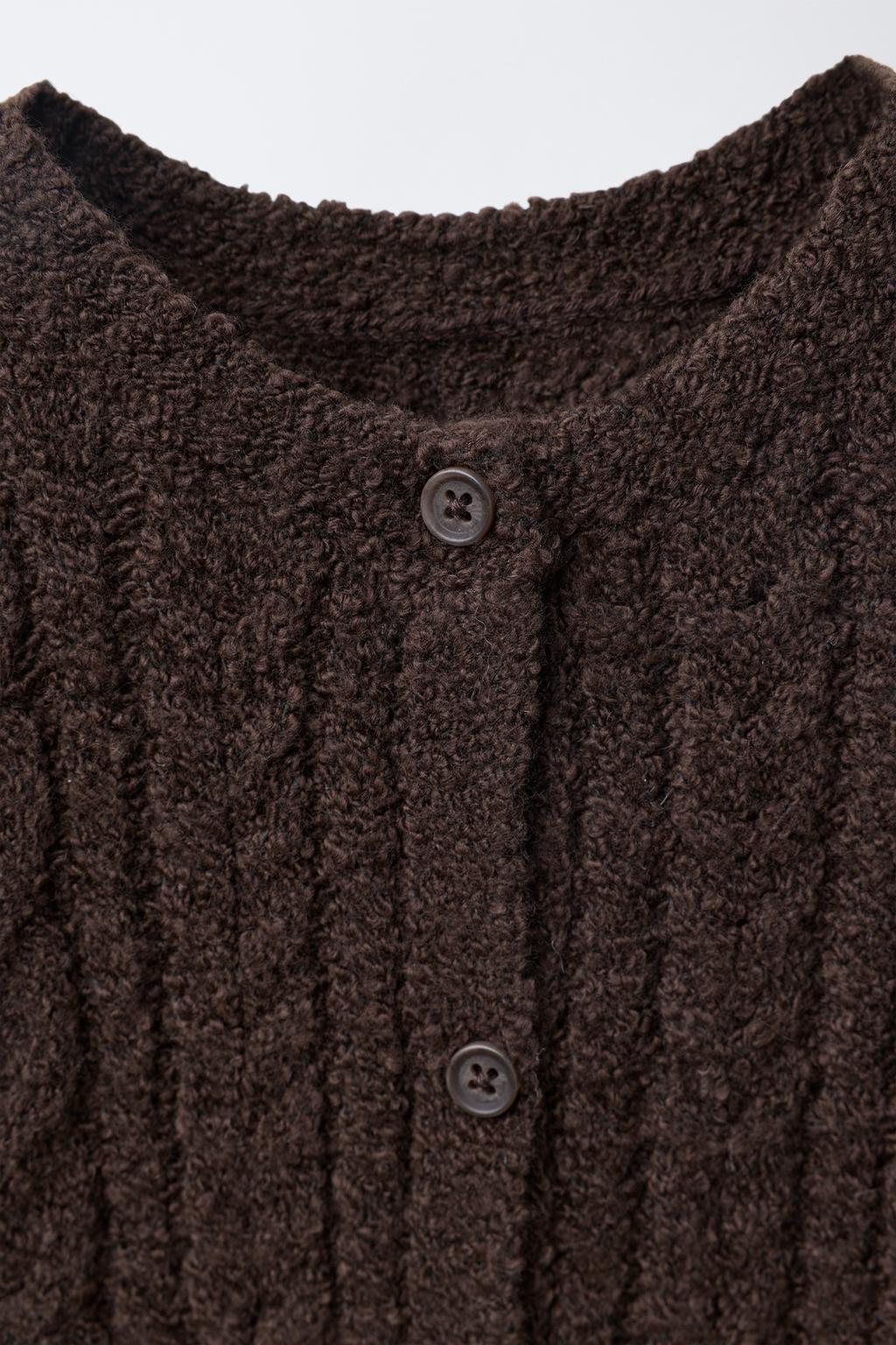 ВЯЗАНЫЙ КОМБИНЕЗОН С УЗОРОМ «КОСЫ»