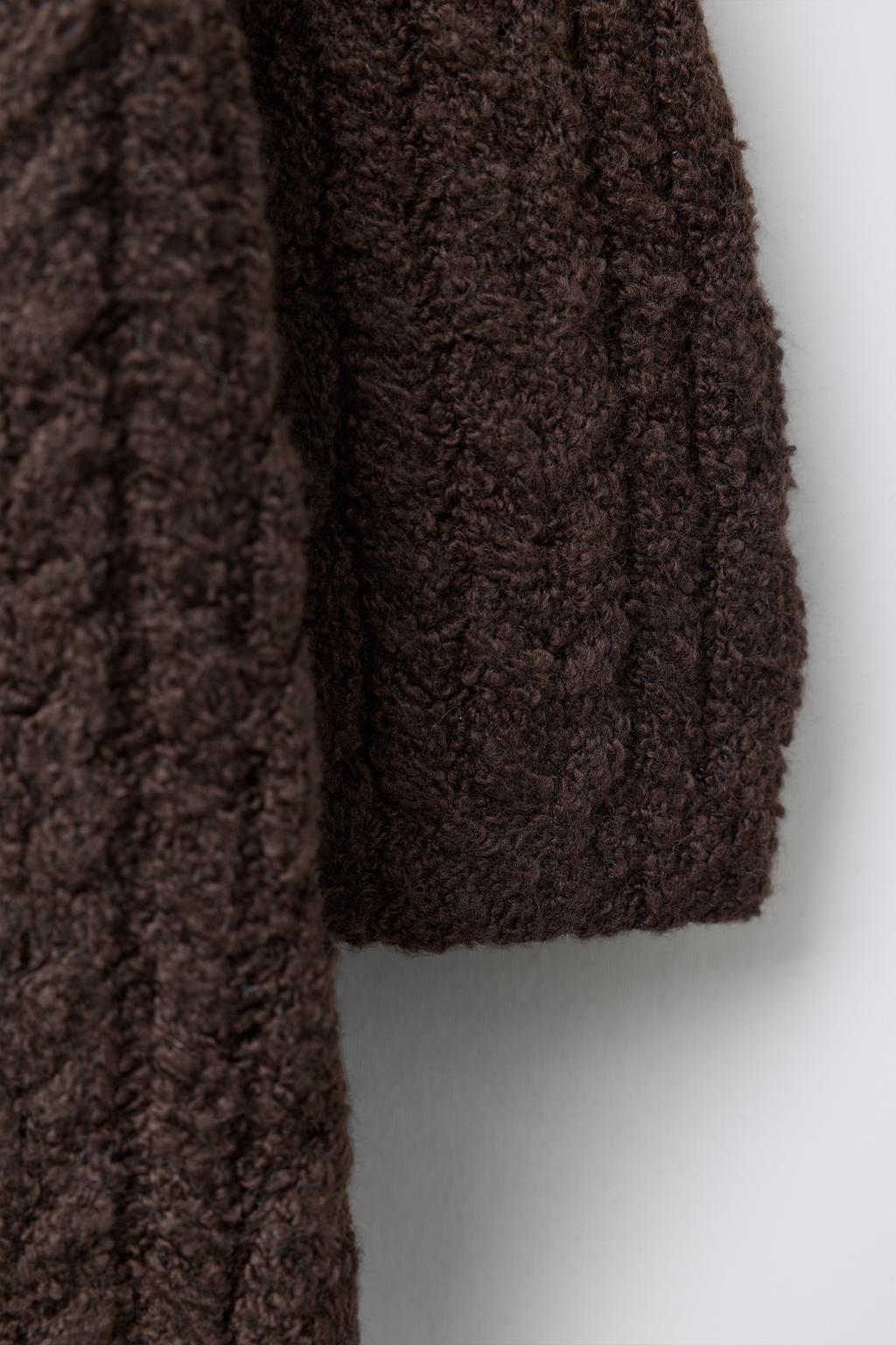 ВЯЗАНЫЙ КОМБИНЕЗОН С УЗОРОМ «КОСЫ»