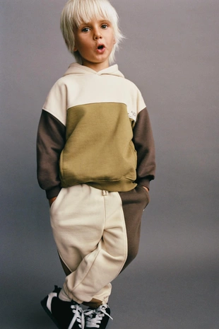 Брюки-джоггеры в стиле колор-блок с нашивкой- Заказать в России