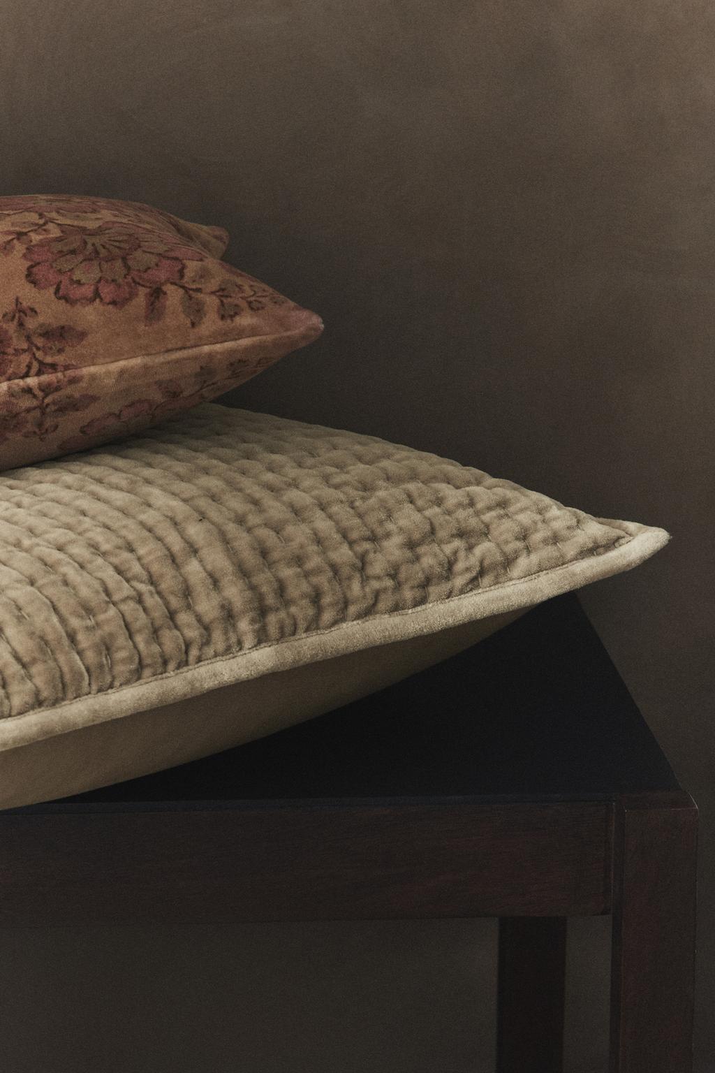 Подушка из замшевой ткани с эффектом выцветания