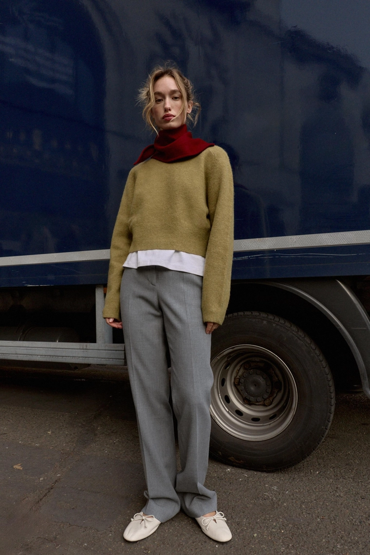 Мягкий базовый джемпер из трикотажа