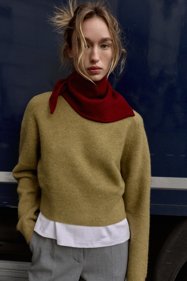 Мягкий базовый джемпер из трикотажа