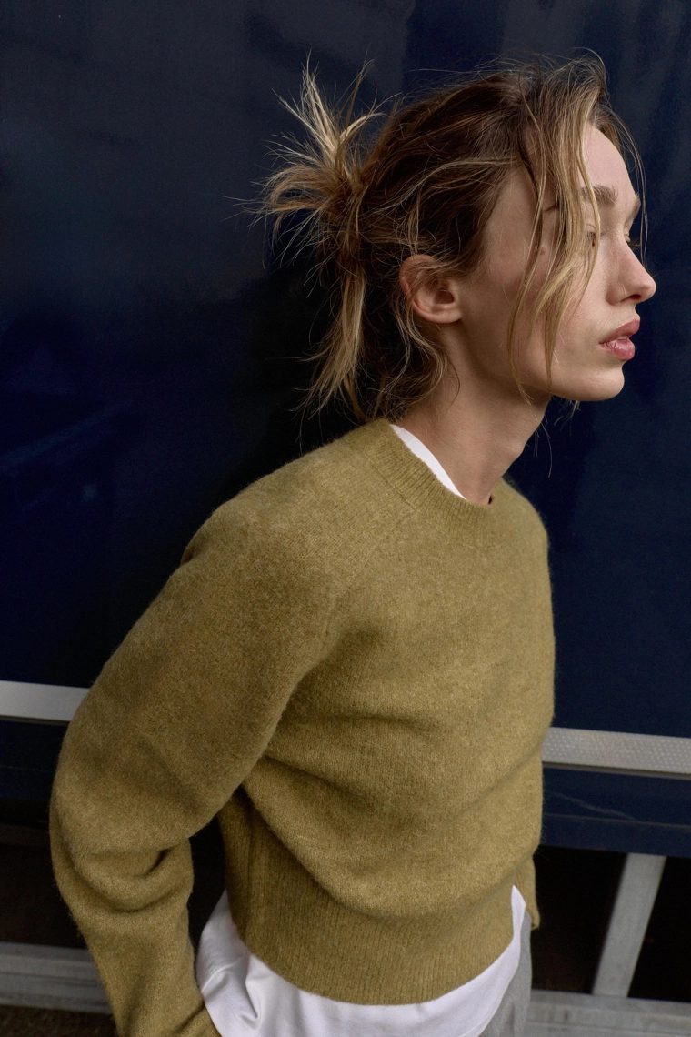 Мягкий базовый джемпер из трикотажа