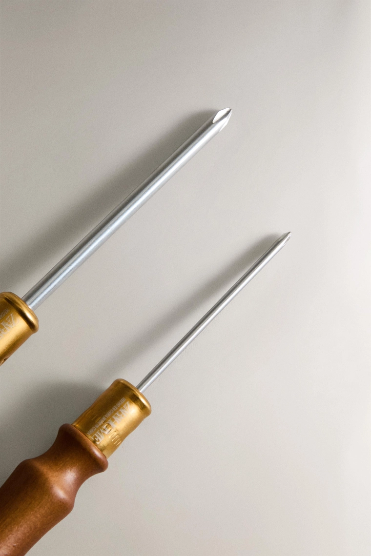 Отвертка с крестообразной насадкой из дерева и стали