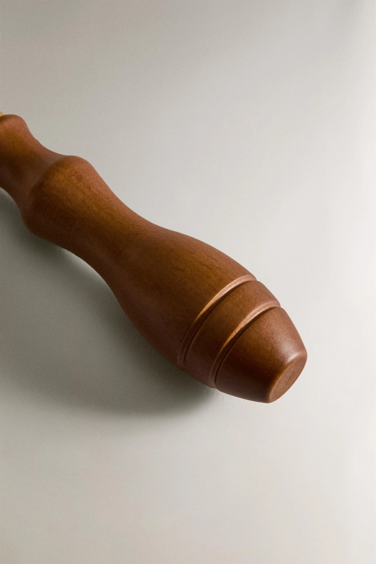 Отвертка с крестообразной насадкой из дерева и стали