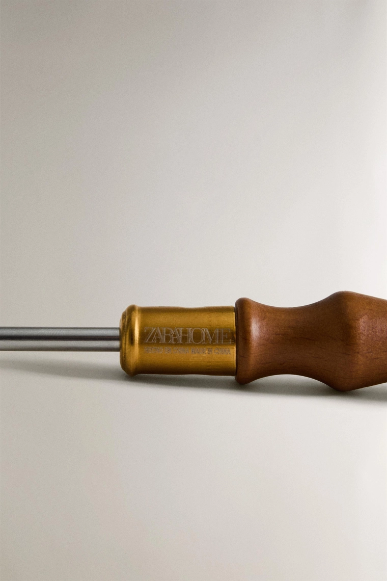 Отвертка с крестообразной насадкой из дерева и стали