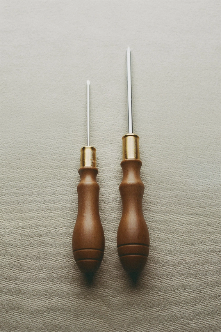 Отвертка с крестообразной насадкой из дерева и стали