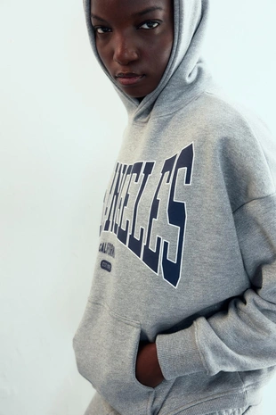 Худи с блестящей надписью- Заказать в России