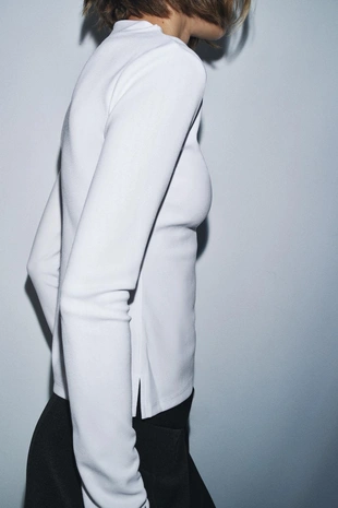 Футболка из крепа с воротником-стойкой- Заказать в России