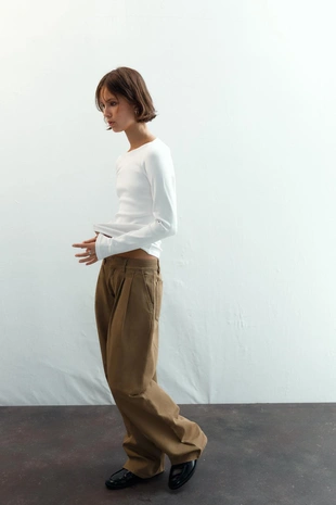 Футболка в рубчик с вырезом «лодочка»