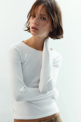 Футболка в рубчик с вырезом «лодочка»