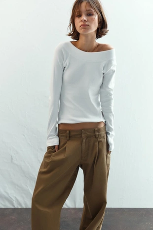 Футболка в рубчик с вырезом «лодочка»