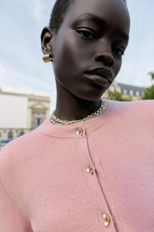 Вязаный жакет с цветочными пуговицами- Заказать в России