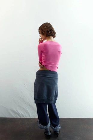 Футболка в рубчик с вырезом «лодочка»- Заказать в России