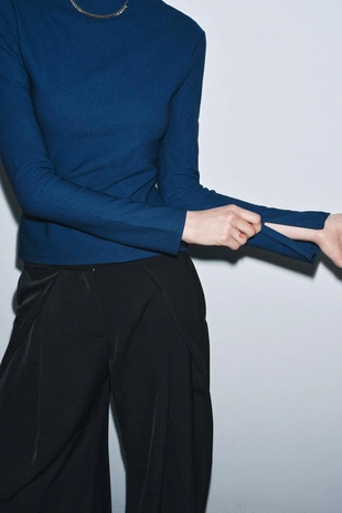 Футболка из крепа с воротником-стойкой- Заказать в России