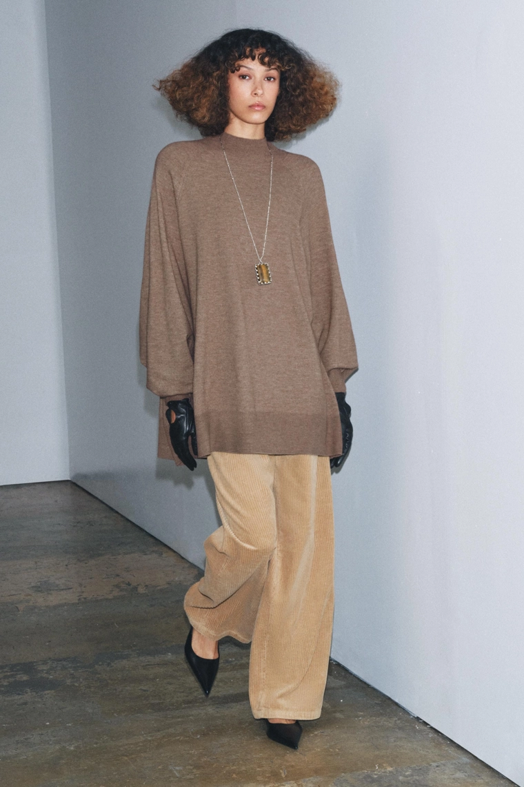 Оверсайз свитер с высоким воротником