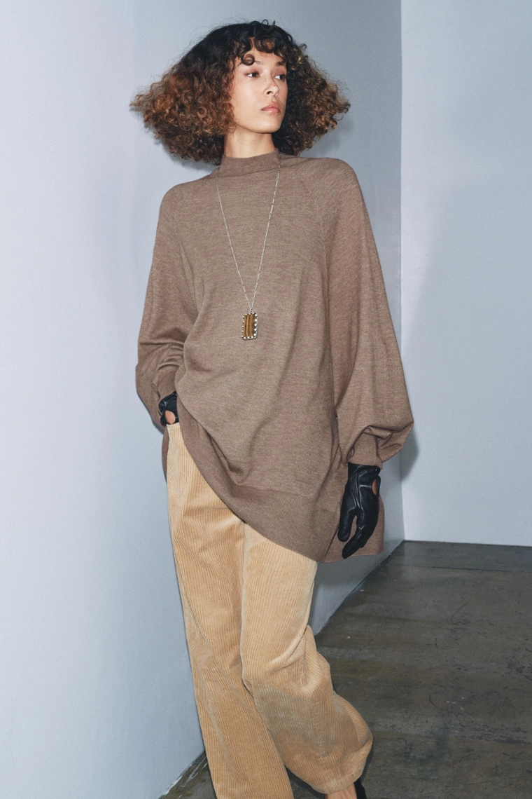 Оверсайз свитер с высоким воротником