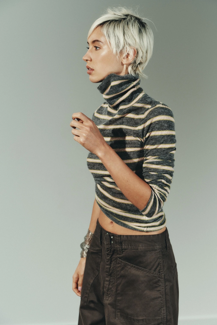 Тонкий свитер в полоску