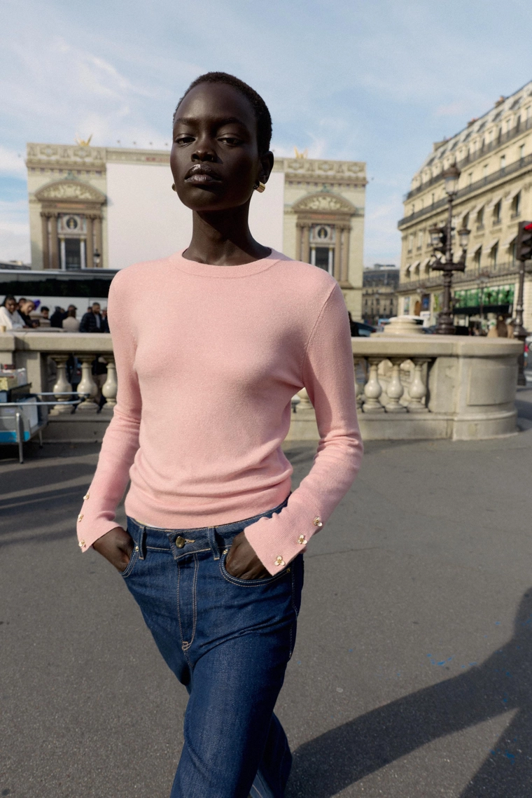 Трикотажный свитер с цветочными пуговицами