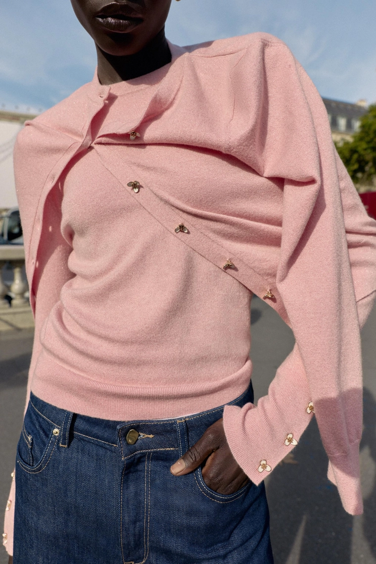 Трикотажный свитер с цветочными пуговицами