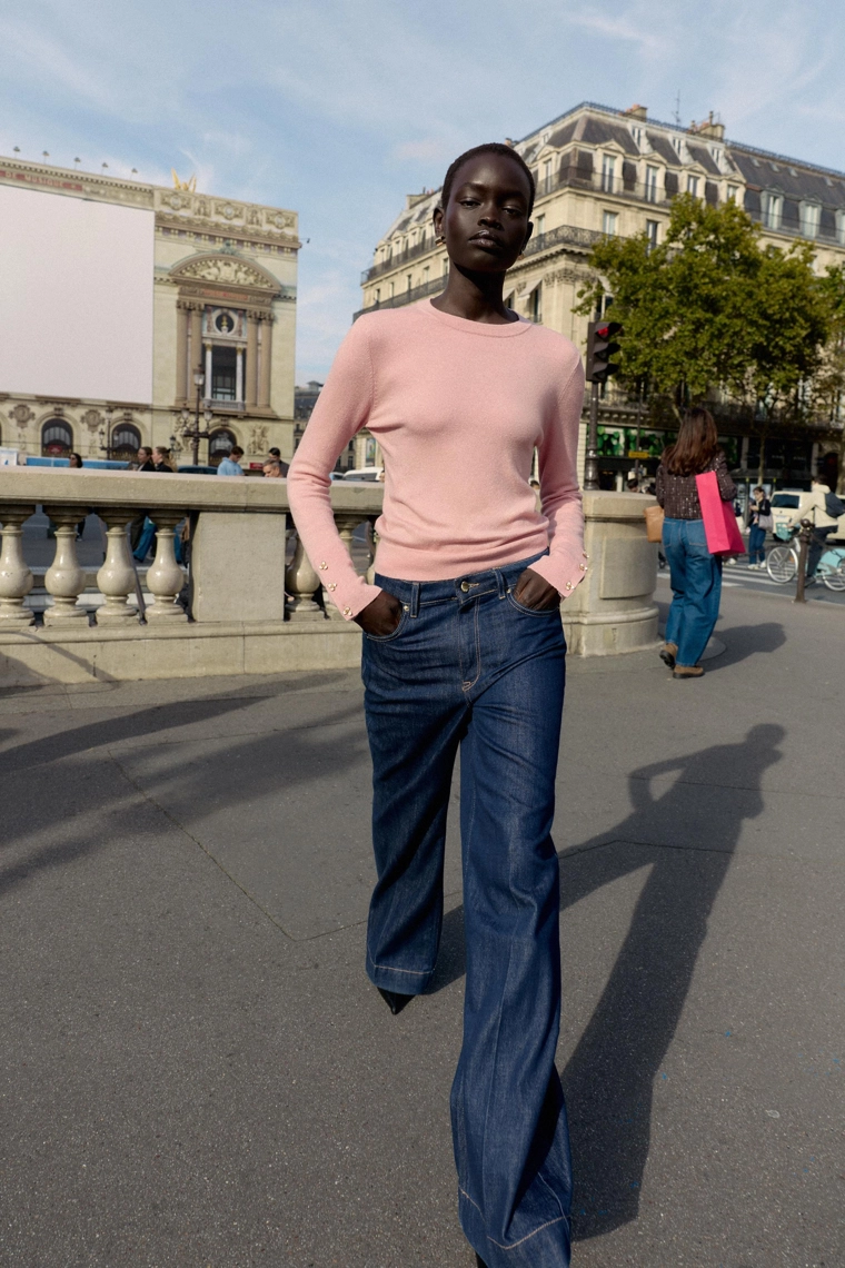 Трикотажный свитер с цветочными пуговицами