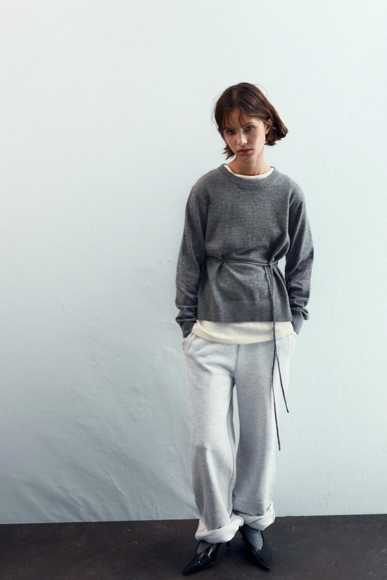 Трикотажный свитер с открытой спинкой на шнуровке