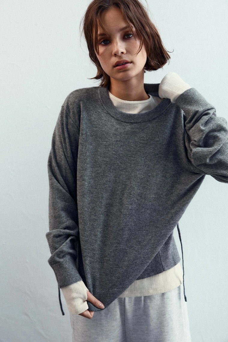 Трикотажный свитер с открытой спинкой на шнуровке