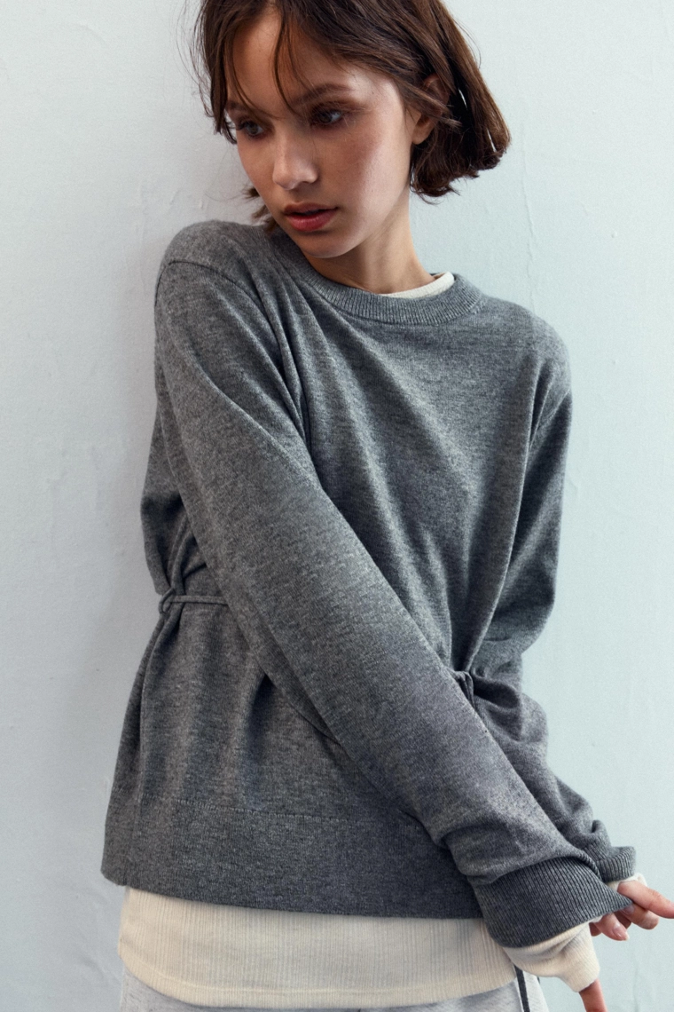 Трикотажный свитер с открытой спинкой на шнуровке