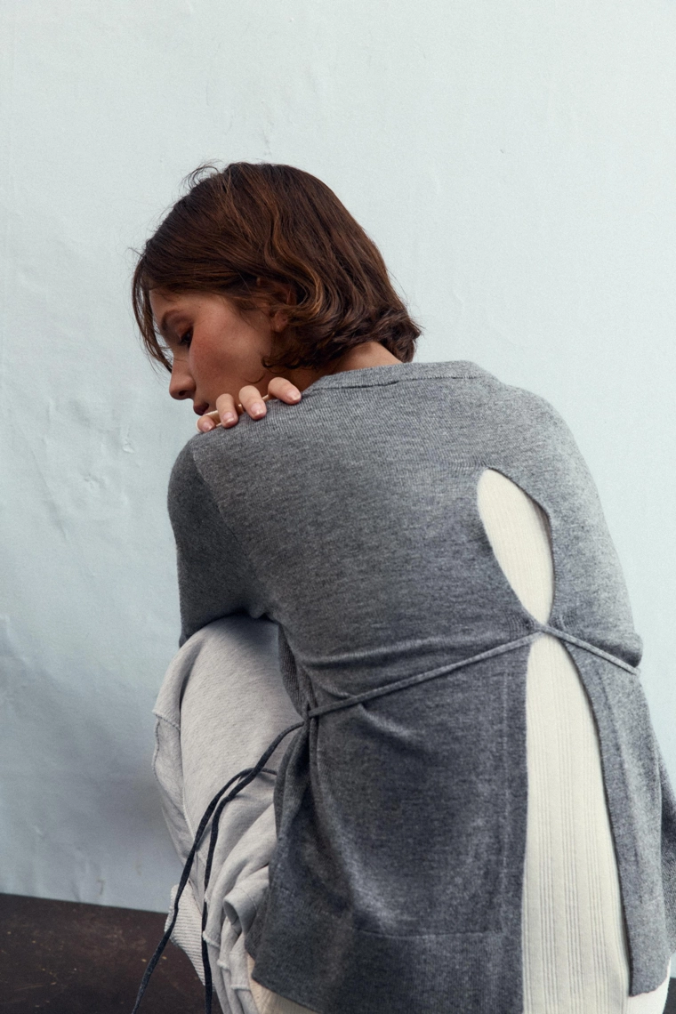 Трикотажный свитер с открытой спинкой на шнуровке