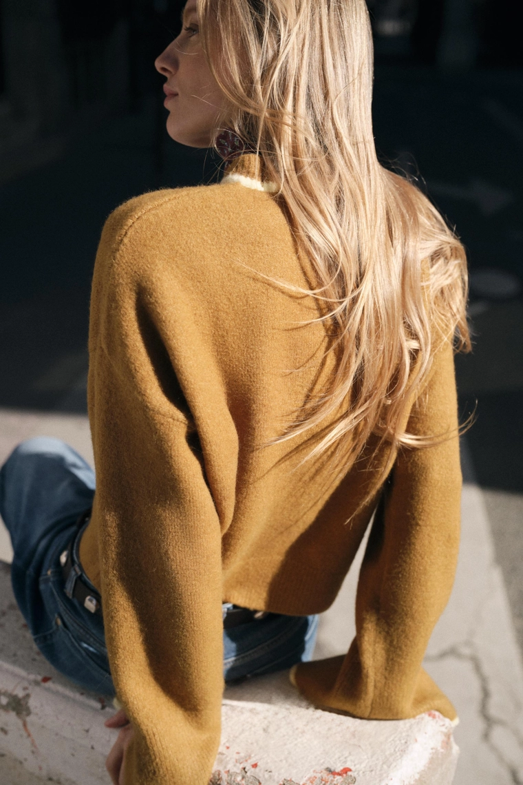 Трикотажный свитер с контрастной отделкой