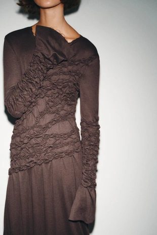 Платье миди со сборками- Заказать в России