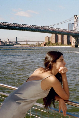 Атласное платье асимметричного кроя с кружевом- Заказать в России