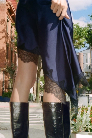 Атласное асимметричное платье с кружевом- Заказать в России