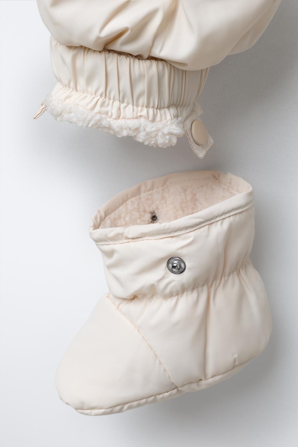 НЕЙЛОНОВЫЙ КОМБИНЕЗОН СО СЪЕМНЫМИ ВАРЕЖКАМИ И ПИНЕТКАМИ