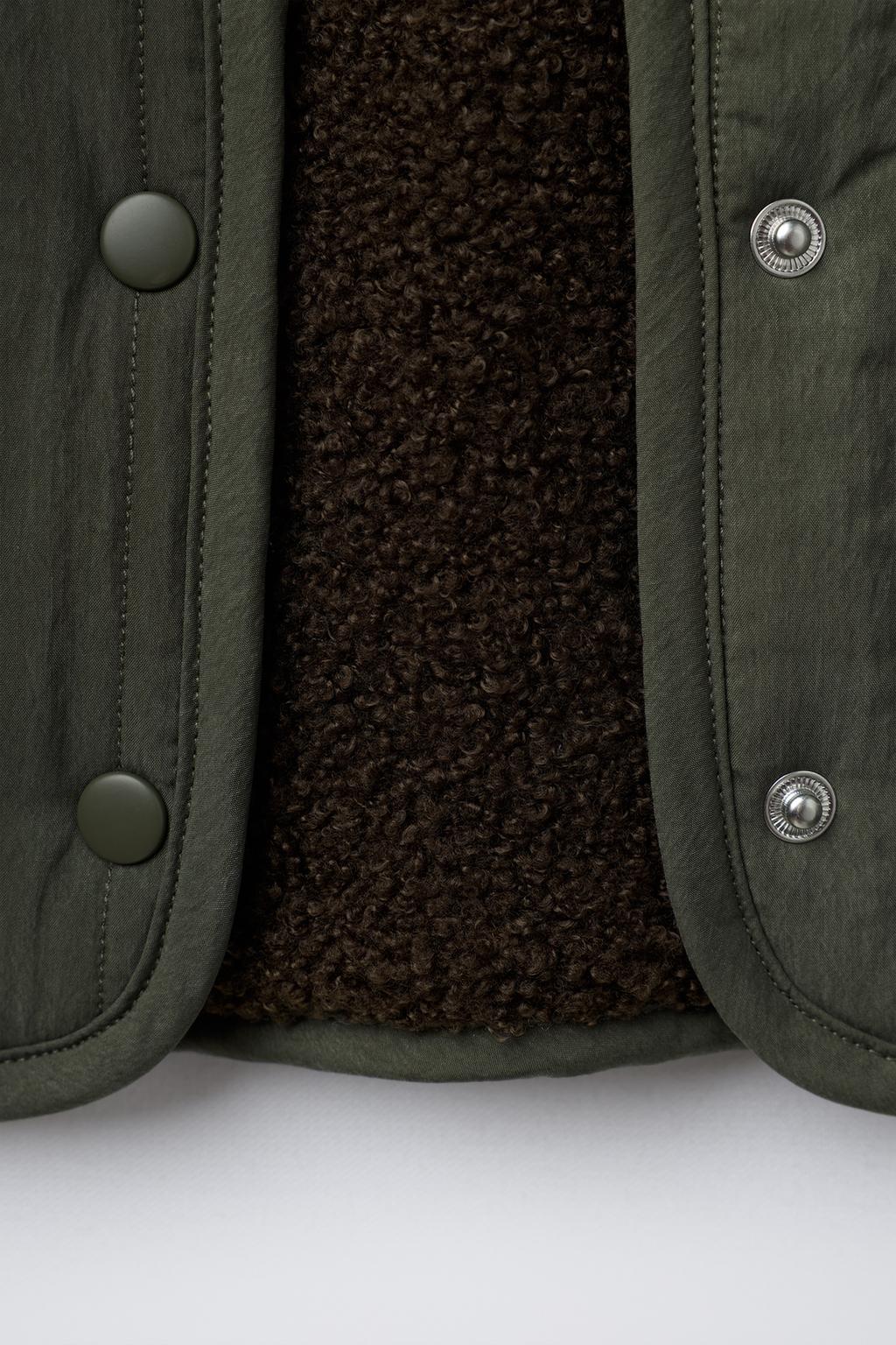 СТЕГАНАЯ КУРТКА С ВЕЛЬВЕТОВЫМ ВОРОТНИКОМ