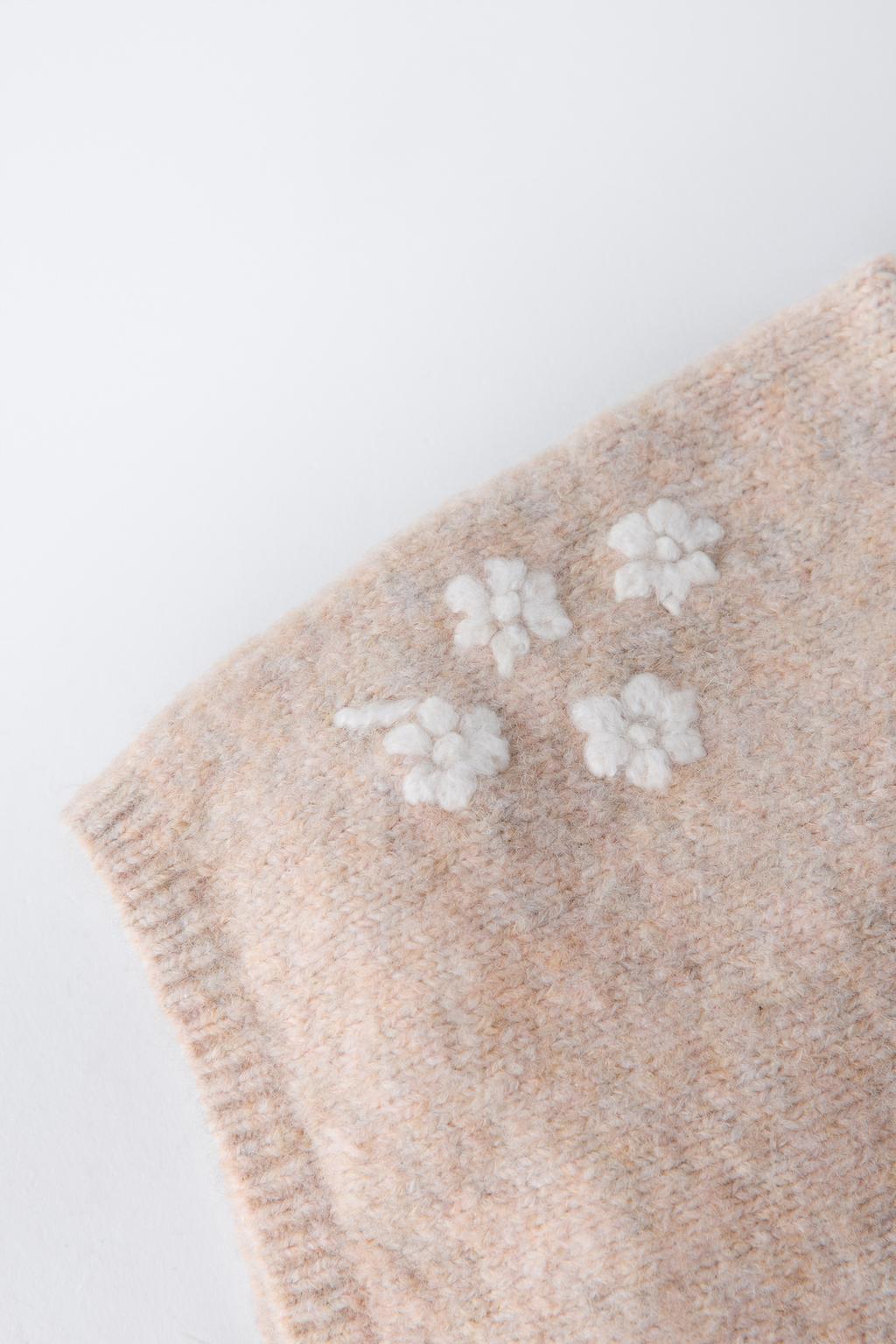 ТРИКОТАЖНЫЙ ЧЕПЧИК С ЦВЕТОЧНОЙ ВЫШИВКОЙ