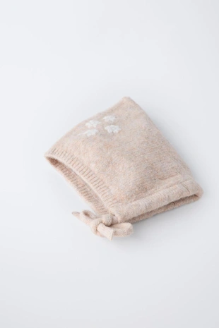 Трикотажный чепчик с цветочной вышивкой- Заказать в России