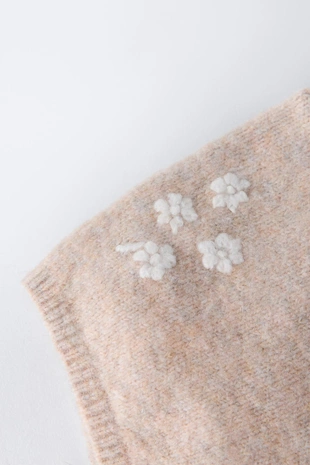 Трикотажный чепчик с цветочной вышивкой- Заказать в России