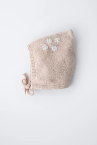 Трикотажный чепчик с цветочной вышивкой- Заказать в России