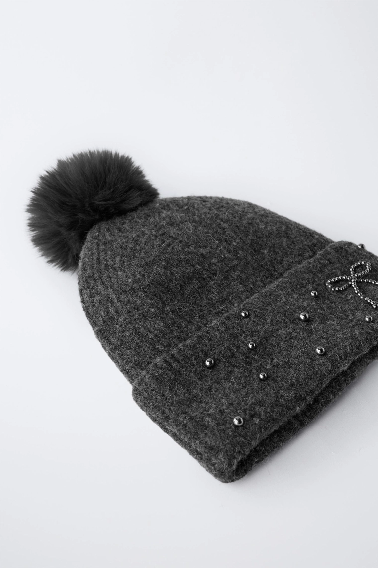 Вязаная шапка с шерстью и помпоном, украшенная блестками