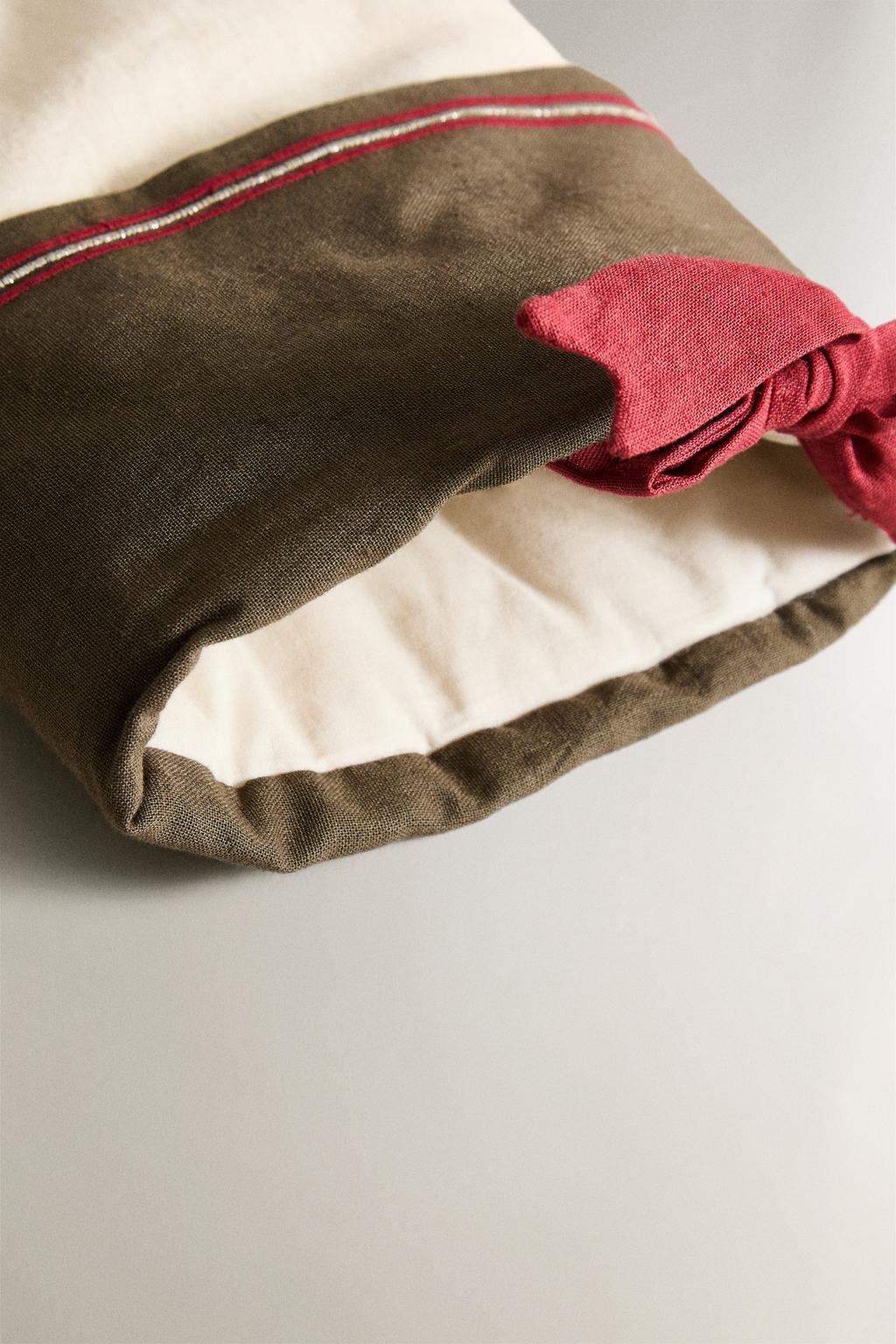 Украшение для рождественской чулочной композиции с вышивкой