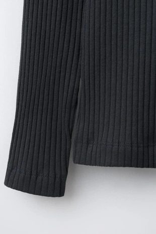 Футболка в рубчик с воротником-стойкой- Заказать в России